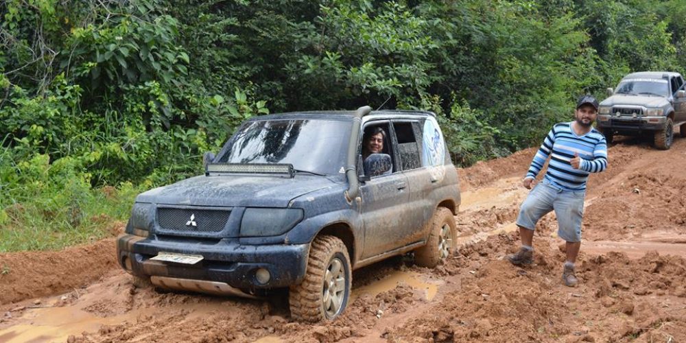 sacando camioneta del barro