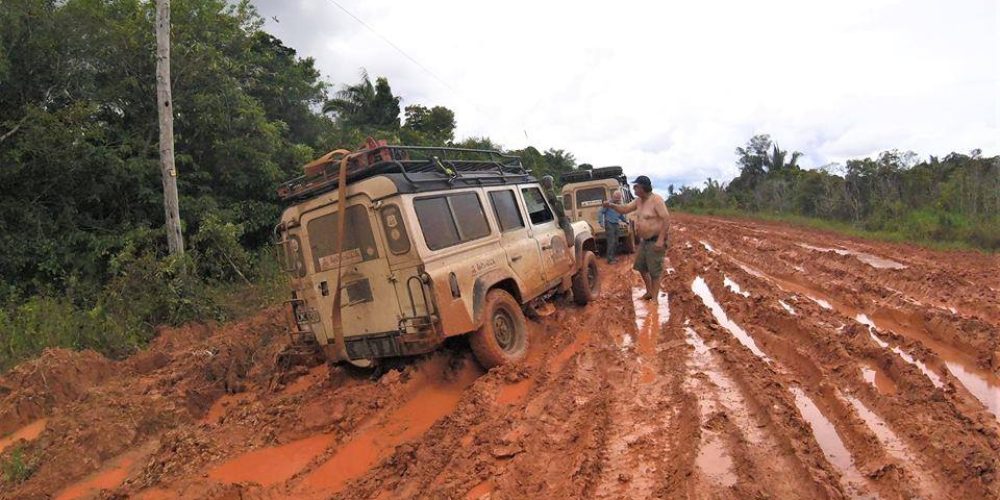 camionetas en el barro